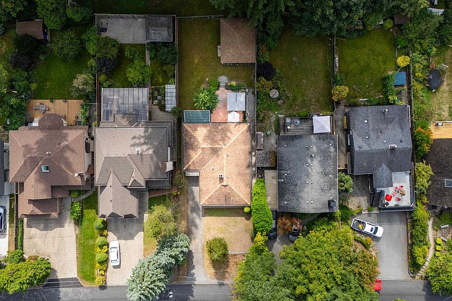 2239 Windridge Drive North Vancouver, BC - 39