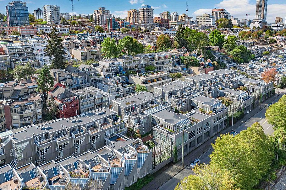 2243 Oak Street Vancouver, BC - 32