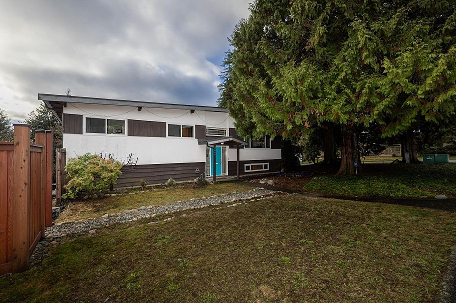 2041 Tompkins Crescent North Vancouver, BC - 3