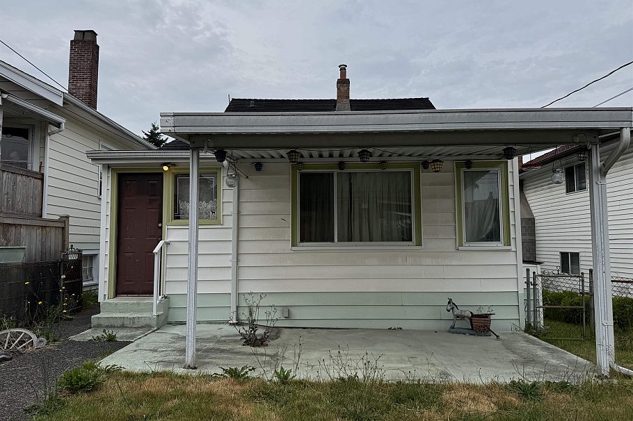 3058 Charles Street Vancouver, BC - 16