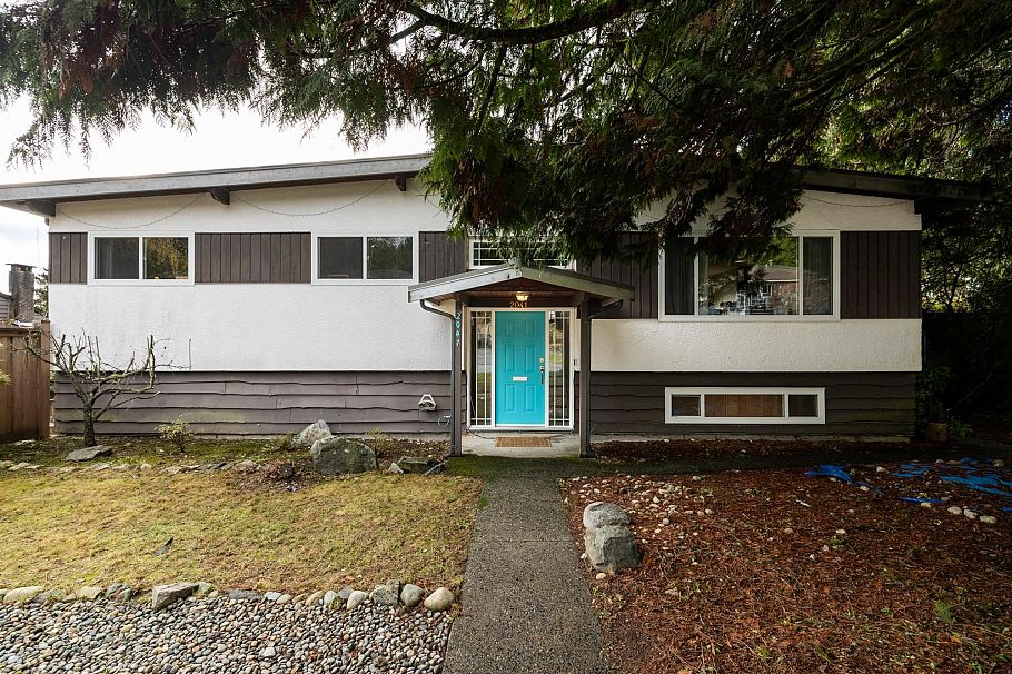 2041 Tompkins Crescent North Vancouver, BC - 1