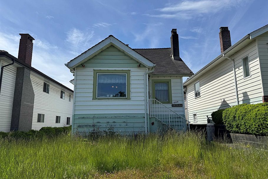 3058 Charles Street Vancouver, BC - 1