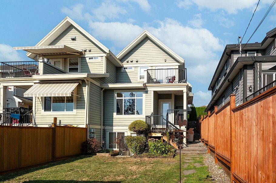 369 E 5th Street North Vancouver, BC - 36