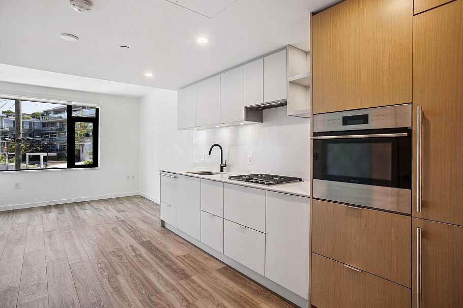 401 210 E 5th Avenue Vancouver, BC - 1