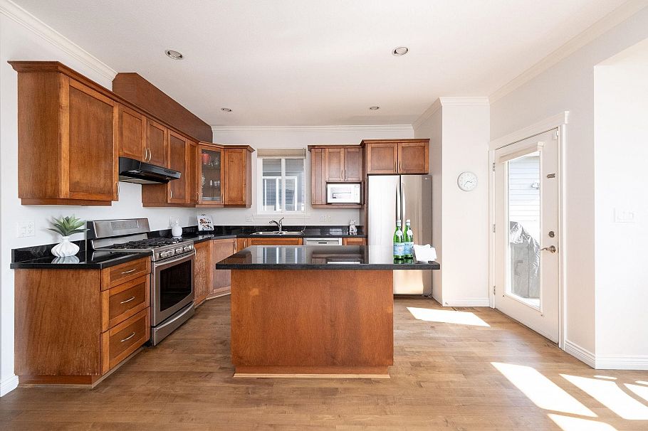 369 E 5th Street North Vancouver, BC - 13