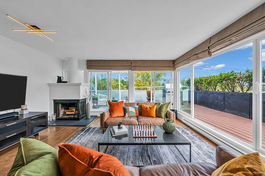 2243 Oak Street Vancouver, BC - 1