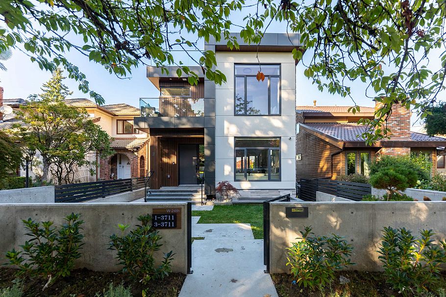 3711 W 24th Avenue Vancouver, BC - 1