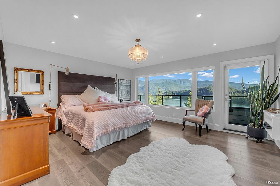 1812 Cardinal Crescent North Vancouver, BC - 16