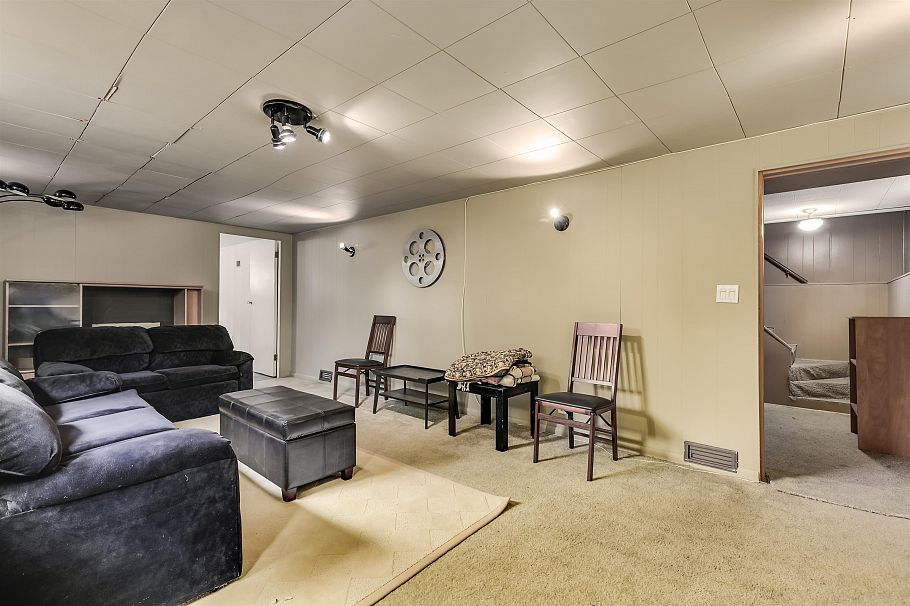 1118 Cloverley Street North Vancouver, BC - 29