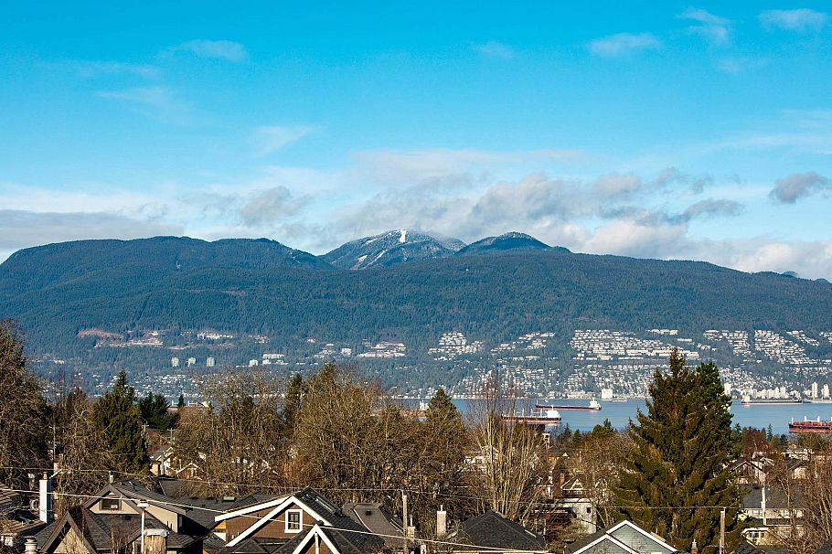 3711 W 24th Avenue Vancouver, BC - 3