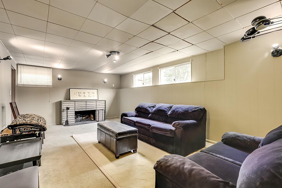 1118 Cloverley Street North Vancouver, BC - 30