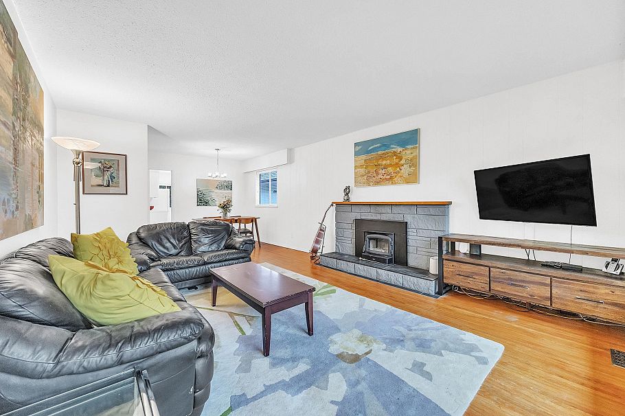 3296 Institute Road North Vancouver, BC - 3