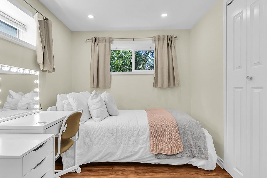 2433 Philip Avenue North Vancouver, BC - 26