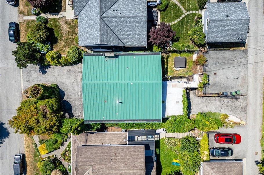 1228 Adderley Street North Vancouver, BC - 30