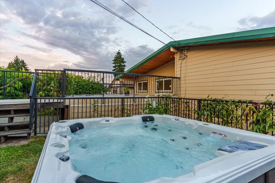 1228 Adderley Street North Vancouver, BC - 28