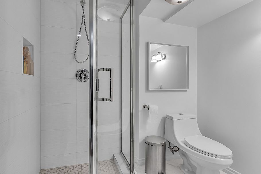 2433 Philip Avenue North Vancouver, BC - 32