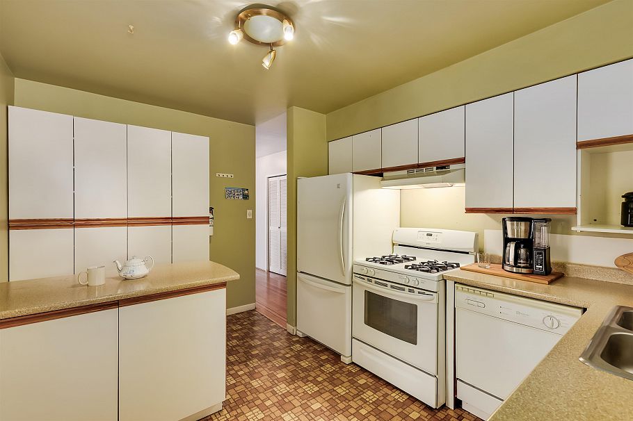 1118 Cloverley Street North Vancouver, BC - 18