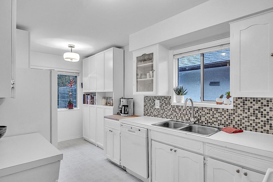 3296 Institute Road North Vancouver, BC - 1