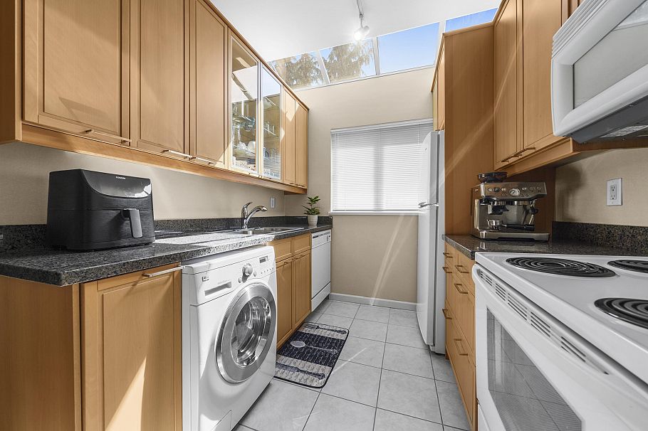 302 827 W 16 Street North Vancouver, BC - 8