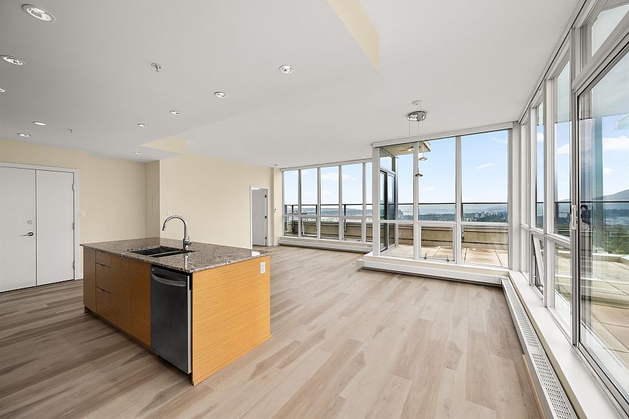 2002 135 E 17th Street North Vancouver, BC - 10