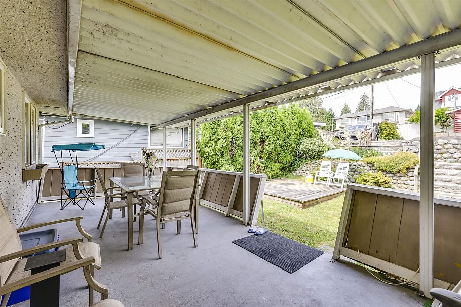 1118 Cloverley Street North Vancouver, BC - 11