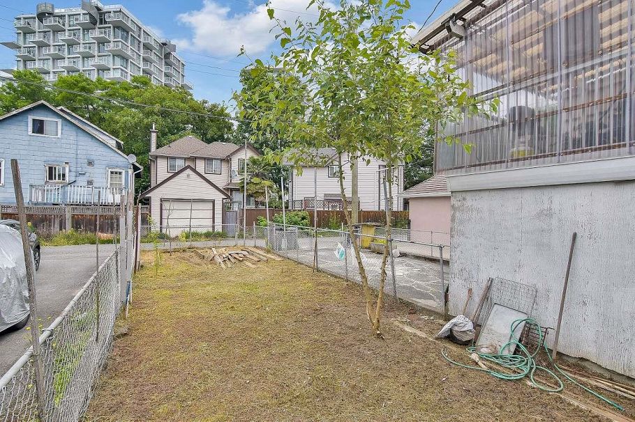 2149 E 32nd Avenue Vancouver, BC - 24