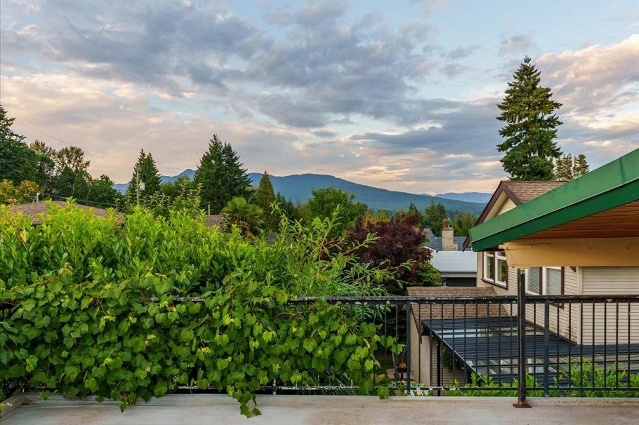 1228 Adderley Street North Vancouver, BC - 32