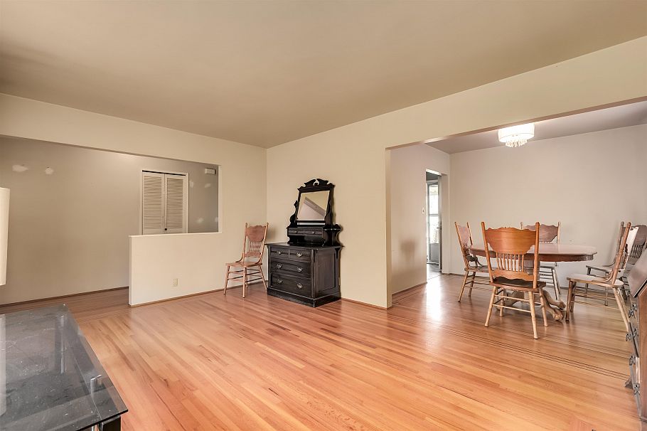 1118 Cloverley Street North Vancouver, BC - 17