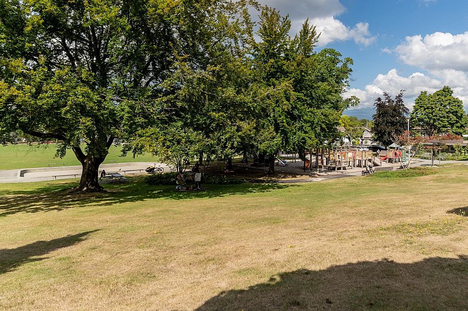 2724 Charles Street Vancouver, BC - 15