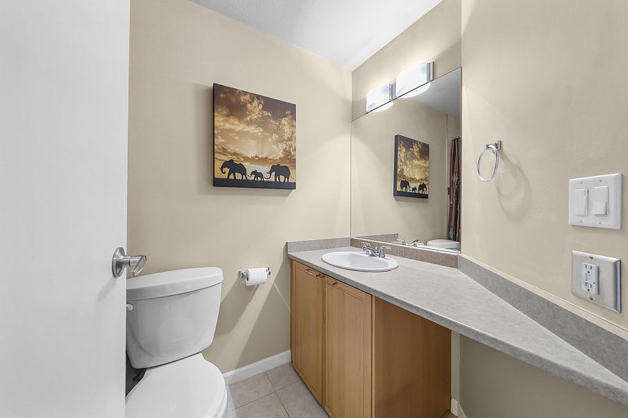 302 827 W 16 Street North Vancouver, BC - 18