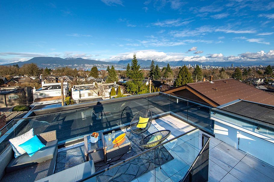 3711 W 24th Avenue Vancouver, BC - 37