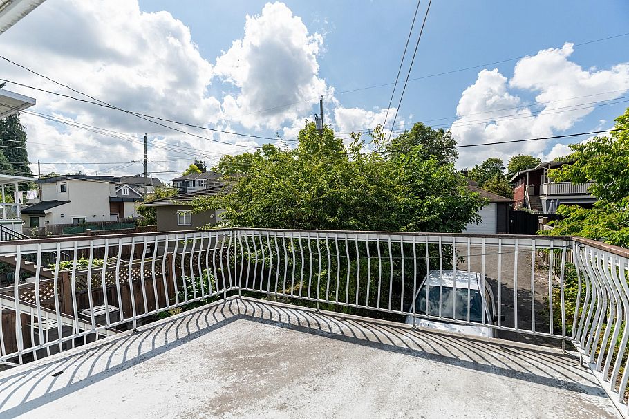 2724 Charles Street Vancouver, BC - 9