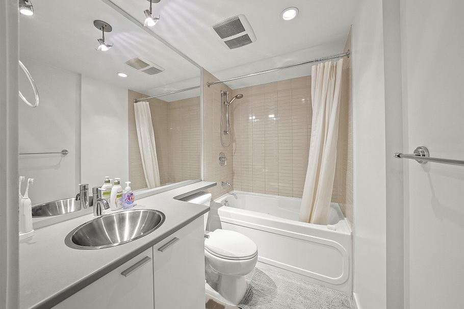 703 131 Regiment Square Vancouver, BC - 13