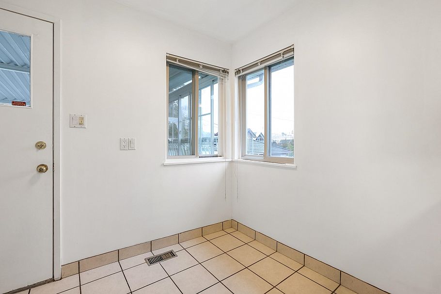 2431 E 12th Avenue Vancouver, BC - 9