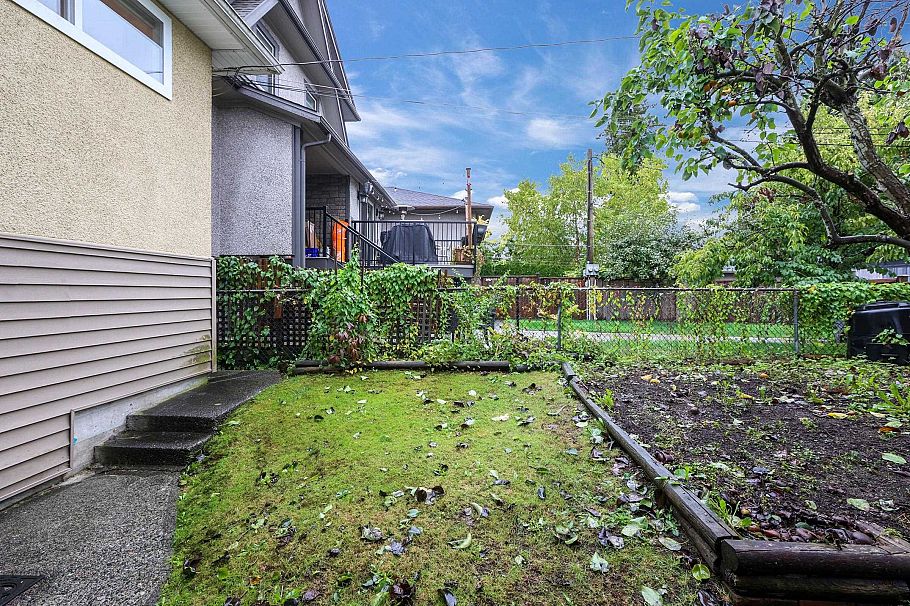 2431 E 12th Avenue Vancouver, BC - 27
