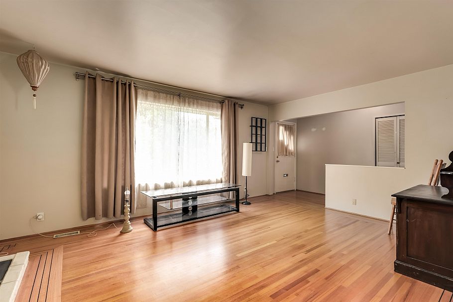 1118 Cloverley Street North Vancouver, BC - 12