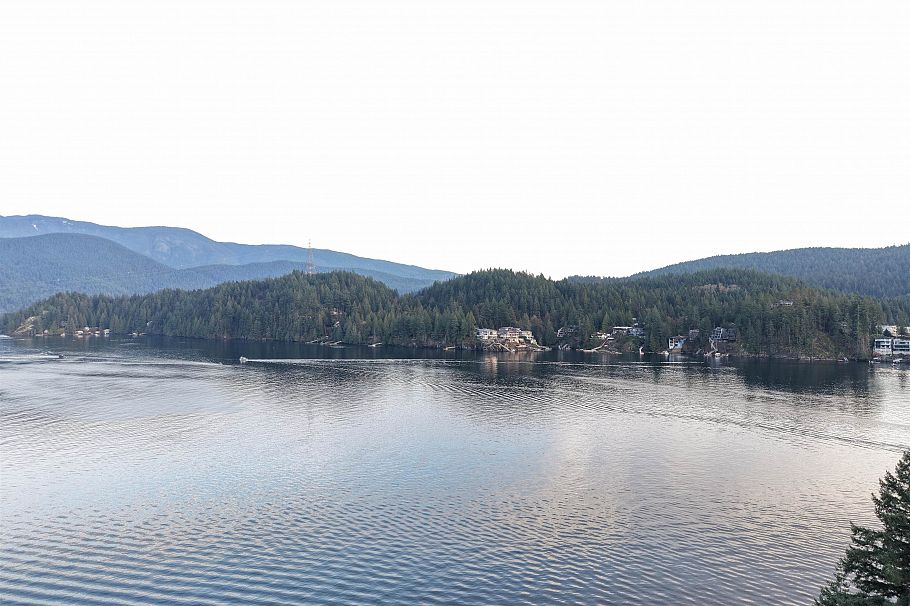 1812 Cardinal Crescent North Vancouver, BC - 3