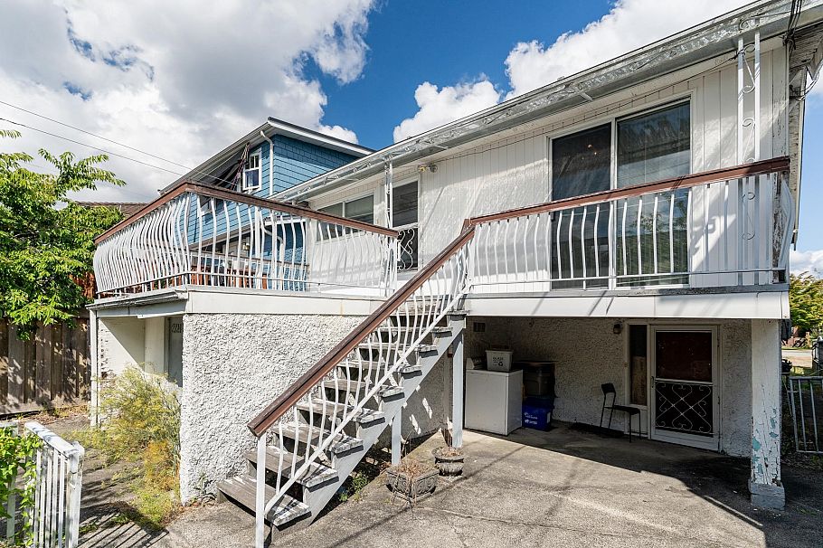 2724 Charles Street Vancouver, BC - 11