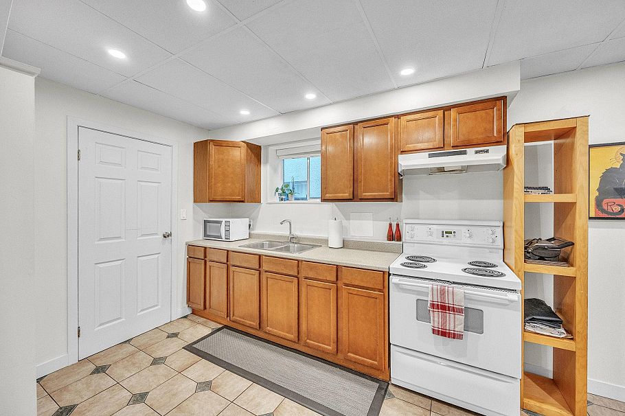 3296 Institute Road North Vancouver, BC - 17