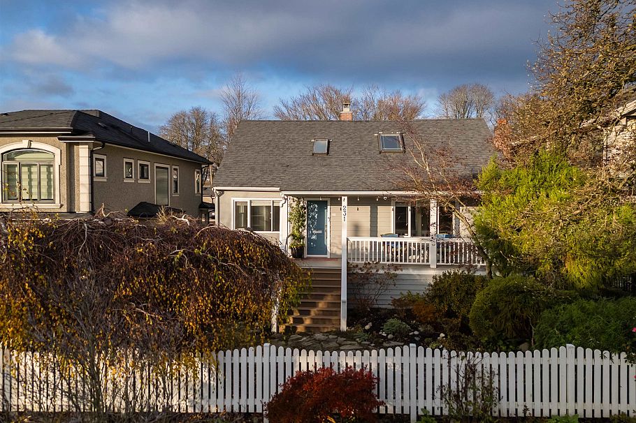 231 E 40th Avenue Vancouver, BC - 1