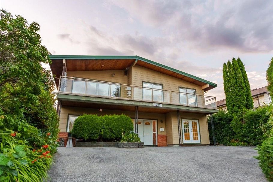 1228 Adderley Street North Vancouver, BC - 25
