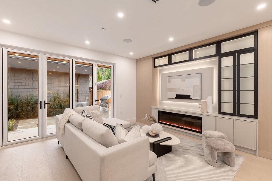 3 2976 W 13th Avenue Vancouver, BC - 1