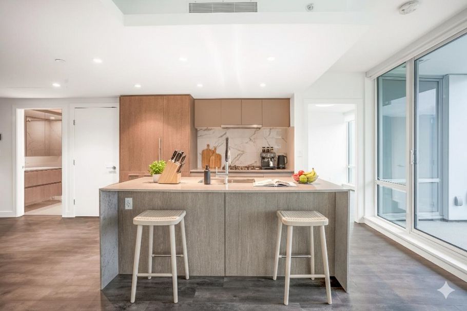 2201 1500 Fern Street North Vancouver, BC - 2