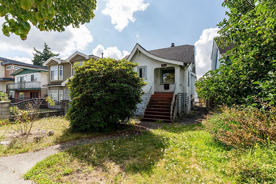 2724 Charles Street Vancouver, BC - 2