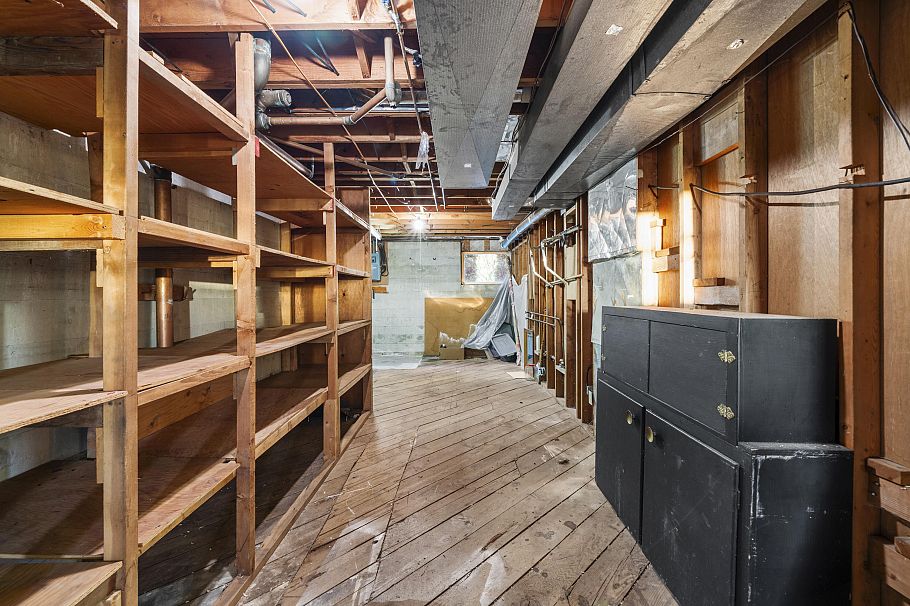 437 E 29th Street North Vancouver, BC - 32