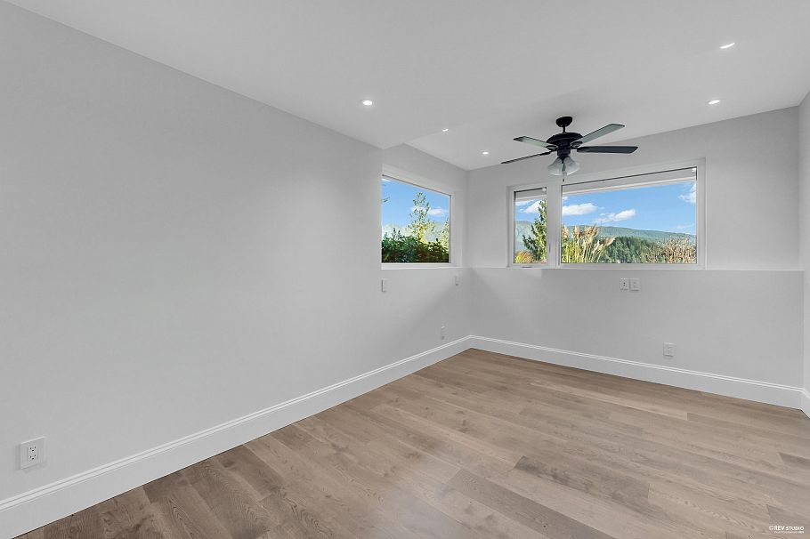 1812 Cardinal Crescent North Vancouver, BC - 23