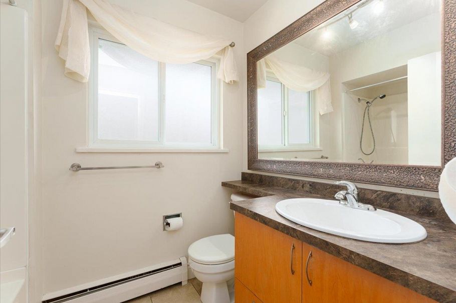 1228 Adderley Street North Vancouver, BC - 16