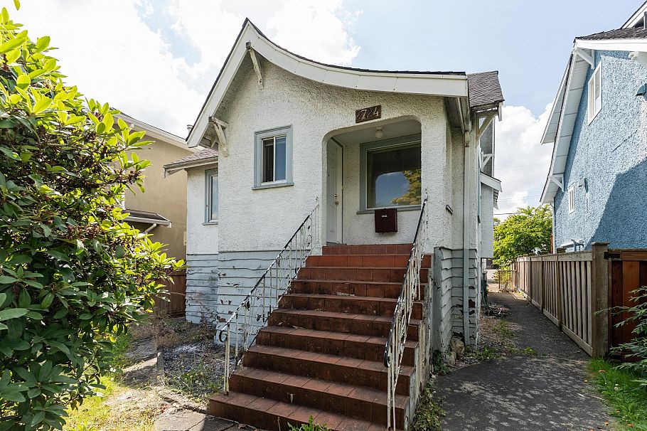2724 Charles Street Vancouver, BC - 1