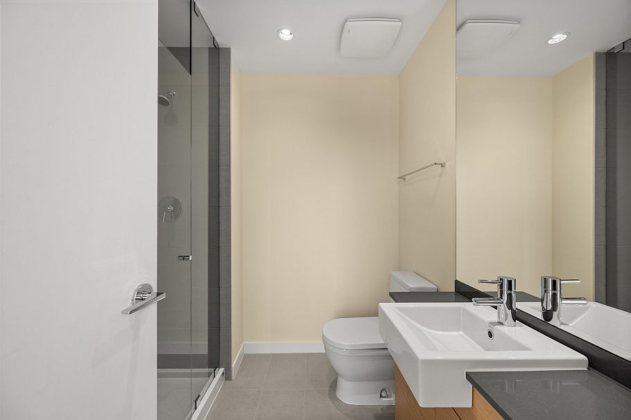 2002 135 E 17th Street North Vancouver, BC - 24