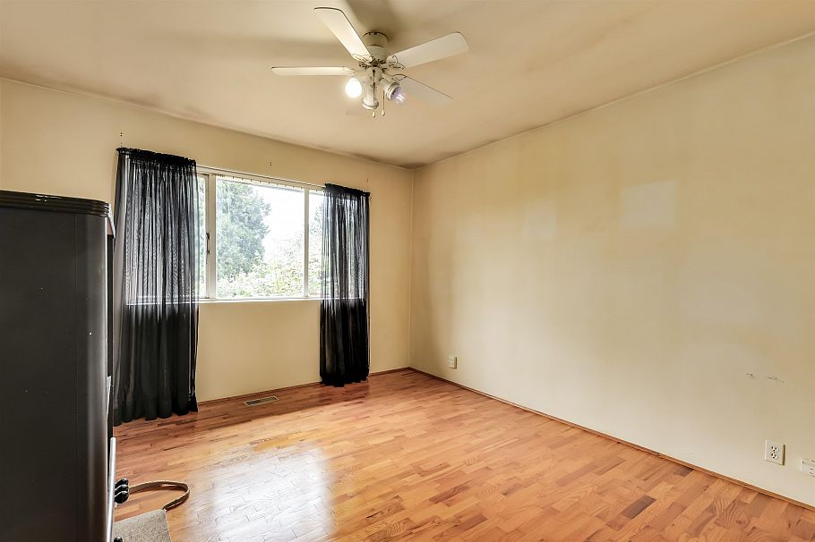 1118 Cloverley Street North Vancouver, BC - 24